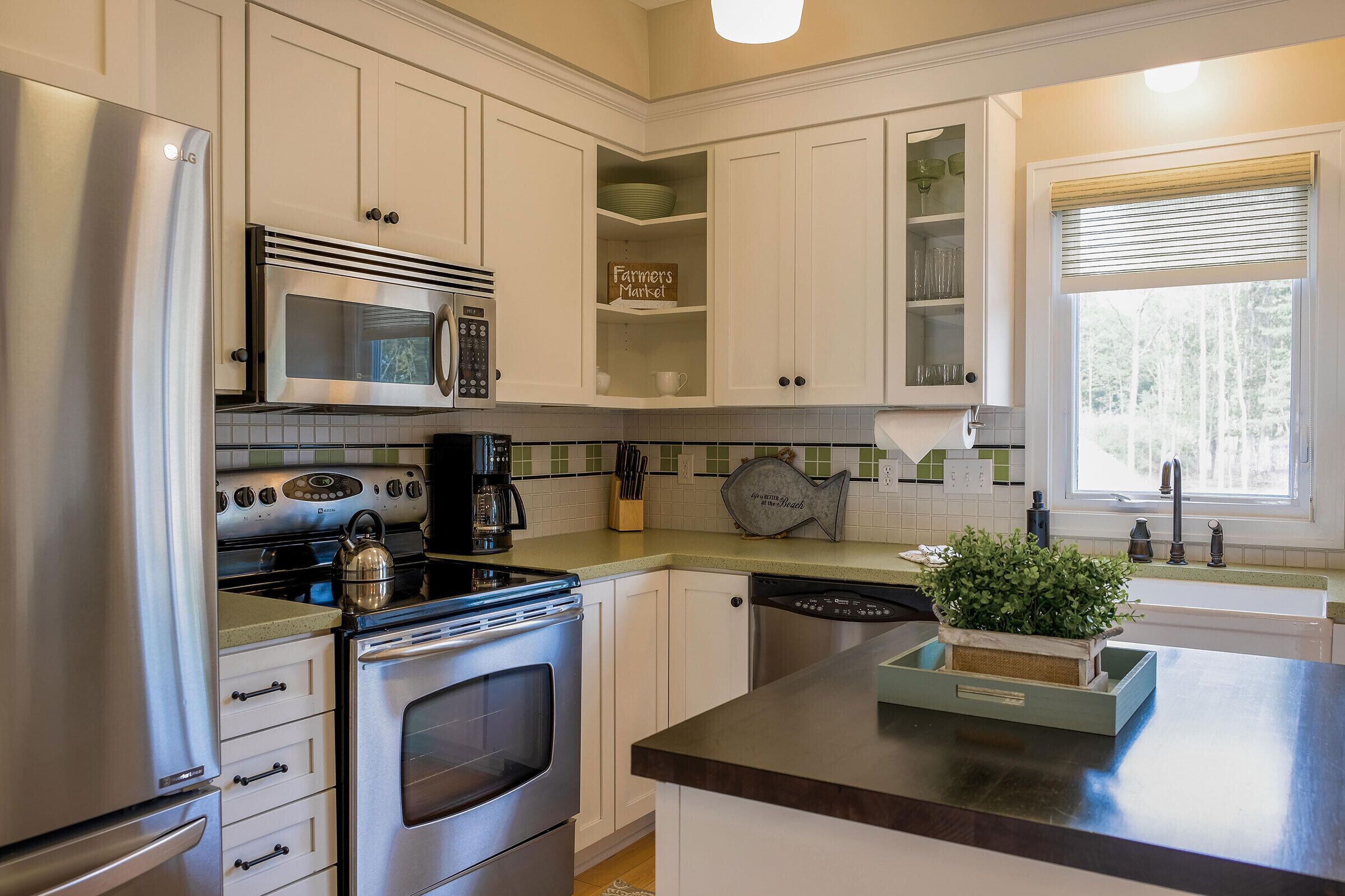 Kjøleskap, mikrobølgeovn, ovn og oppvaskmaskin