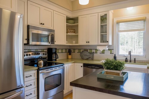 "The Chesapeake" Luxury Townhome, Pool, Hot Tub, Golf Membership,  Near Lake and Beaches