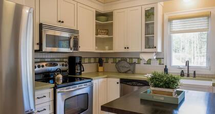 "The Chesapeake" Luxury Townhome, Pool, Hot Tub, Golf Membership, Near Lake and Beaches