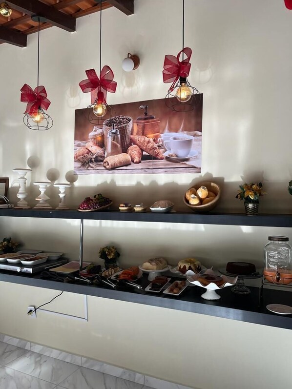 Free daily buffet breakfast - POUSADA ACONCHEGO MT (Chapada dos Guimarães)