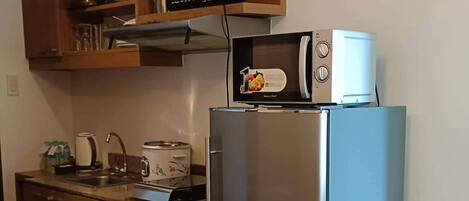 Fridge, microwave, stovetop, coffee/tea maker