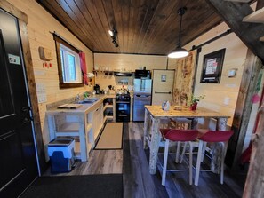 Fridge, microwave, oven, stovetop - Luxury Stargazer Cottage - The Deer Den (Nordegg)