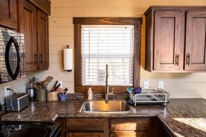 Fridge, microwave, oven, stovetop - River Cabin | Fire Pit, Kayaks, Games, Dog Park (Menlo)