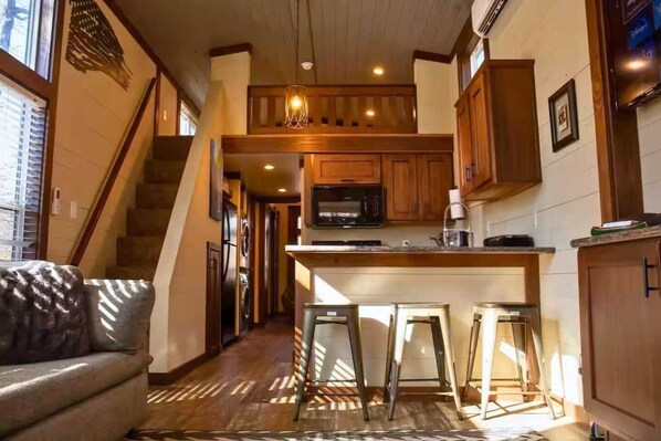 Smart TV, table tennis - River Cabin | Fire Pit, Kayaks, Games, Dog Park (Menlo)