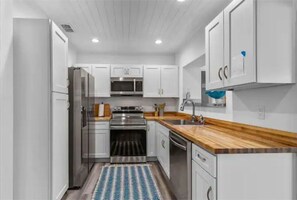 Private kitchen - Cheerful 3 bedroom home with a pool. (Jacksonville Beach)