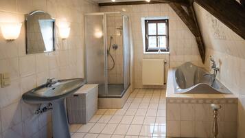 Dusche, Haartrockner, Handtücher