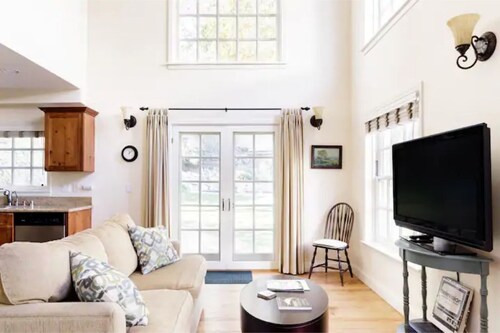 Keep Cool in the Poolside Shade at a Charming Encino House