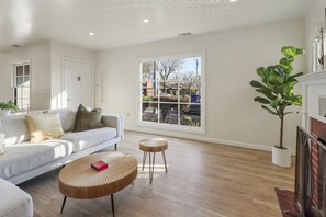 Een smart-tv en een stereo