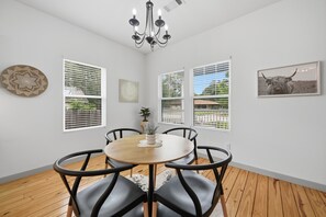 Dining - Modern Cottage Close to Downtown (Brenham)