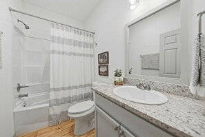 Douche, sèche-cheveux, serviettes fournies, savon