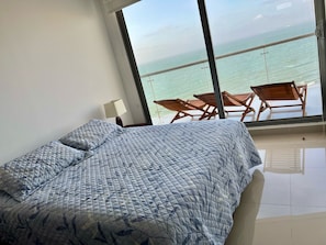 A bedroom with a large window offering a view of the sea. - Apartamento frente al mar Cartagena (Cartagena)