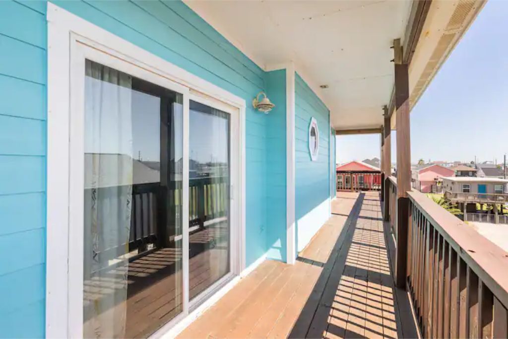 2 Bedroom residential home next to the beach/ bay