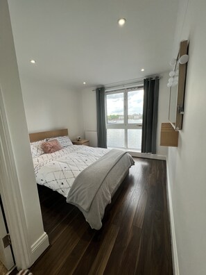 2 bedrooms, iron/ironing board, free WiFi, bed sheets - 20 min to Mayfair LONDON ,Huge apartment with balcony (London)