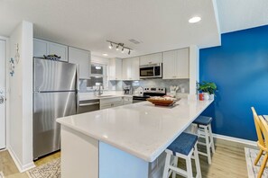 Condo, 2 Bedrooms | Private kitchen