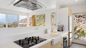 House, 1 Bedroom | Private kitchen | Fridge, oven, coffee/tea maker