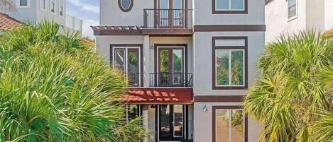 House, 6 Bedrooms | Exterior