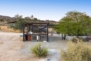 House, 2 Bedrooms | Property grounds - Jackalope Junction-pool, Hot Tub, Fire Pit, Bbq & Desert Views! 2 Bedroom Home by RedAwning (Pioneertown)
