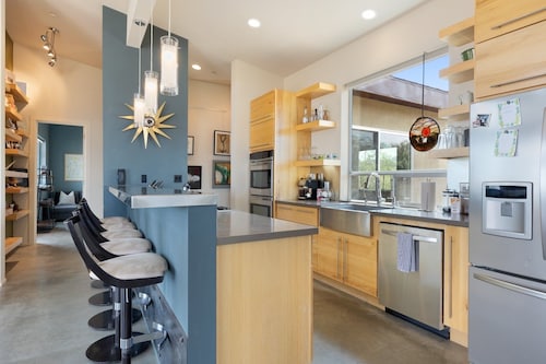 Jackalope Junction-pool, Hot Tub, Fire Pit, Bbq & Desert Views! 2 Bedroom Home by RedAwning