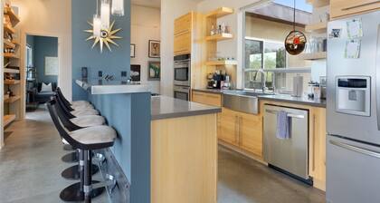 Jackalope Junction-pool, Hot Tub, Fire Pit, Bbq & Desert Views! 2 Bedroom Home by RedAwning