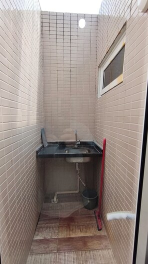 シャワー、タオル、トイレットペーパー