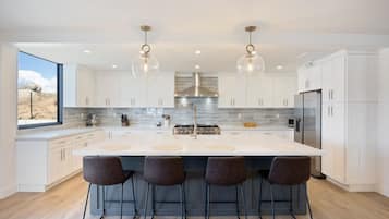 House, 5 Bedrooms | Private kitchen | Fridge, oven, coffee/tea maker