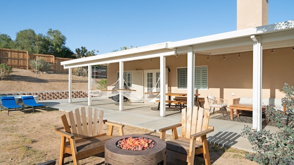 Hillside Desert House - Hot Tub, Fire Pit And Bbq! 3 Bedroom Home By Redawning - Yucca Valley, CA