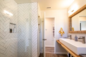 House, 2 Bedrooms | Bathroom | Towels - Sukha Life Retreat - Beautiful Views, Close To Jtnp W/hot Tub! 2 Bedroom Home by RedAwning (Joshua Tree)
