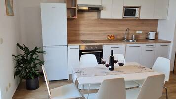 Apartemen (Three Bedroom Apartment with Balcony ) | Dapur pribadi | Lemari es dan meja makan