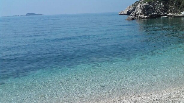 A clear coastal view with a rocky shoreline and calm sea. - Apartment Stella (Zupa dubrovacka)
