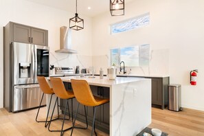 House, 2 Bedrooms | Private kitchen | Fridge, oven, coffee/tea maker - Sun Oro Joshua Tree - Hot Tub, Bbq, Fire Pit & Gameroom 2 Bedroom Home by RedAwning (Joshua Tree)