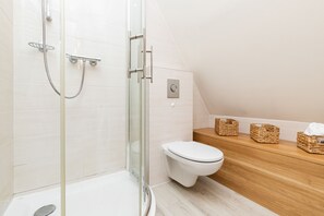 Shower, towels - Old Town Apartment Długa by Renters (Gdansk)