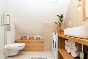 Shower, towels - Old Town Apartment Długa by Renters (Gdansk)