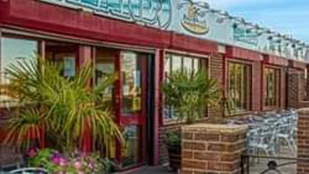 A restaurant with outdoor seating and a clear view of the street. - Caravan for Rent Coral Beach R2v7 Ingoldmells (Skegness)