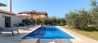 Attractive Modern 4 Bedroom Villa with Pool for up to 9 Guests