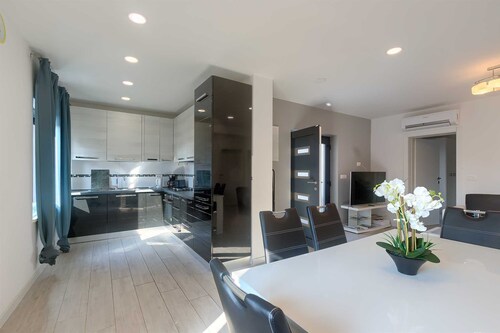 Attractive Modern 4 Bedroom Villa with Pool for up to 9 Guests