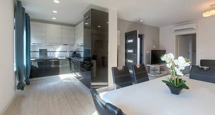 Attractive Modern 4 Bedroom Villa with Pool for up to 9 Guests