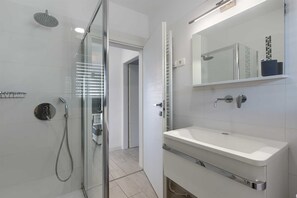 Douche, séchoir à cheveux, serviettes fournies, savon