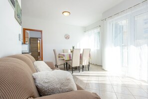 TV - Apartments N&N - Two Bedroom Apartment with Balcony (Vodice)