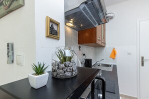 Fridge, microwave, oven, stovetop - Apartments N&N - Two Bedroom Apartment with Balcony (Vodice)