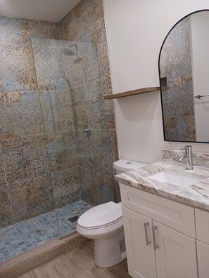 Toallas, jabón, shampoo, papel de baño 