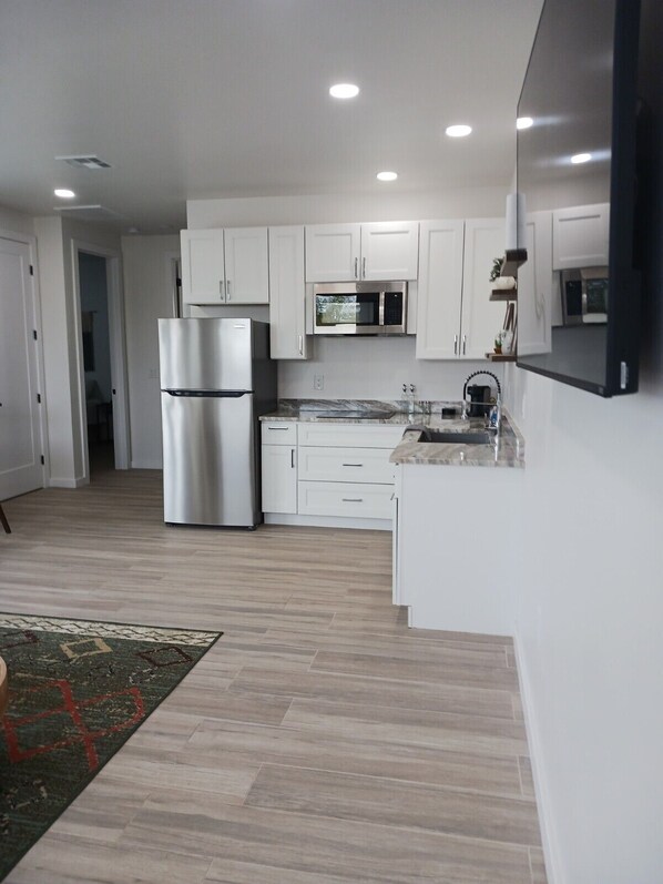 Refrigerador, microondas, parrilla de estufa y cafetera y tetera 