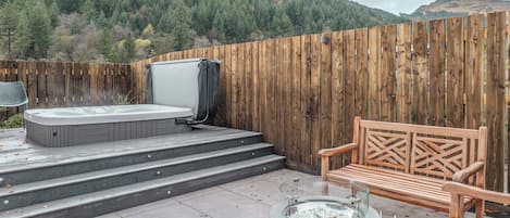 Tina de hidromasaje al aire libre