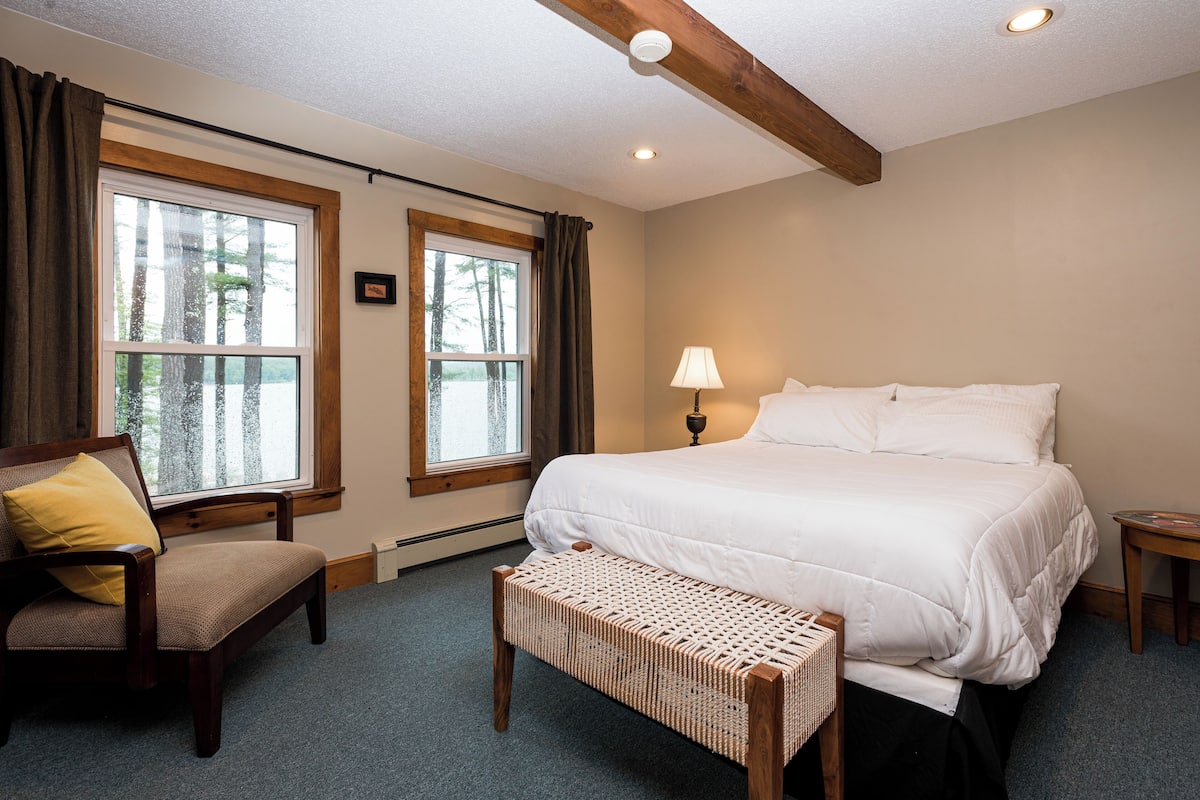 Maple (Lake View) | Blackout drapes, free WiFi