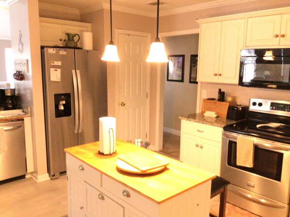 Fridge, microwave, oven, stovetop - Recently Reduced!Masters rental. 4 BR 2800 sq ft home, just 5 mi from Masters (Augusta)