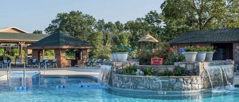 Alberca techada y alberca al aire libre