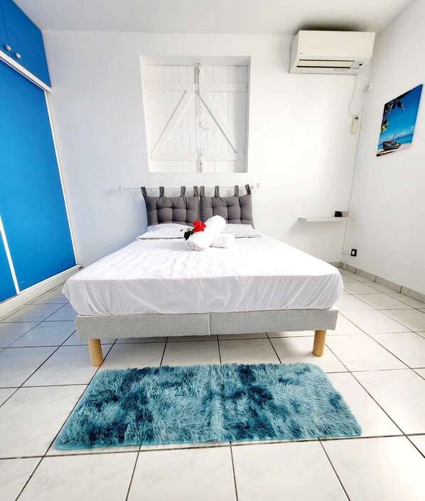 2 habitaciones, tabla de planchar con plancha y cuna de viaje