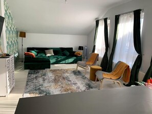 Apartamento, várias camas | Área de estar