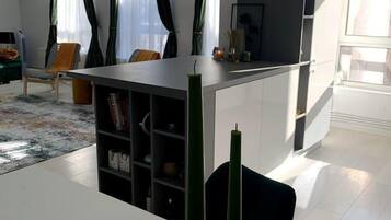 Fridge, oven, stovetop, dishwasher