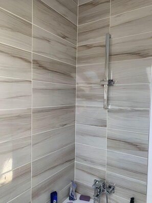 Combined shower/tub, deep soaking tub, hair dryer, towels