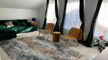 Departamento, varias camas | Área de sala de estar